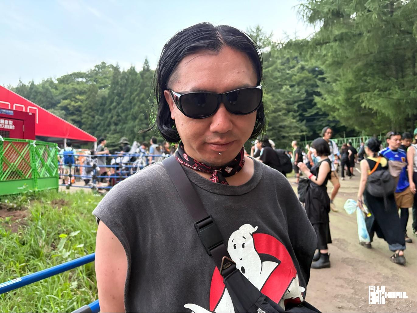 Tシャツプリントとミニバンダナの色をコーディネート