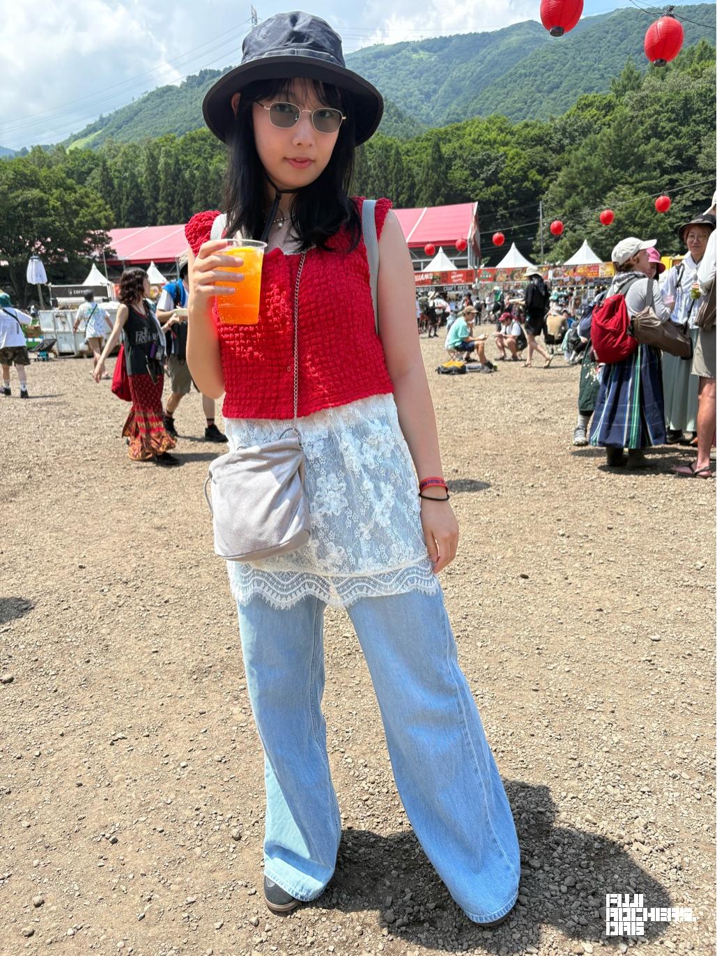 赤のショートトップスでフェス仕様のスタイルUPコーデ