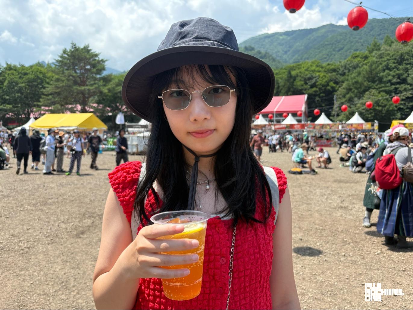 赤のショートトップスでフェス仕様のスタイルUPコーデ