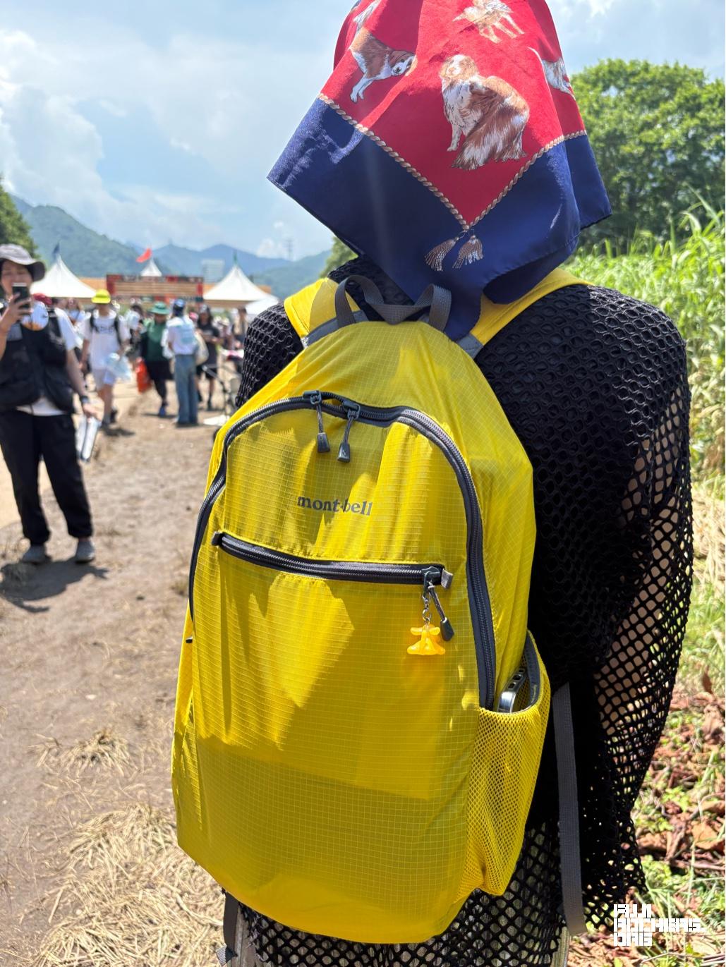 mont-bellのリュックとSALOMONのスニーカー