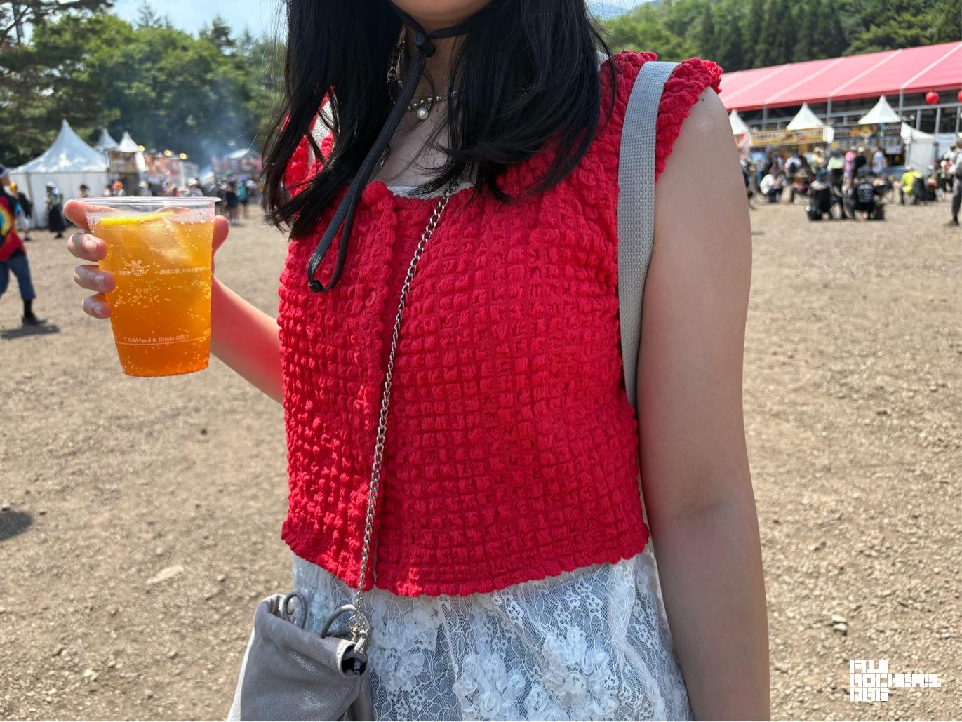 赤のショートトップスでフェス仕様のスタイルUPコーデ