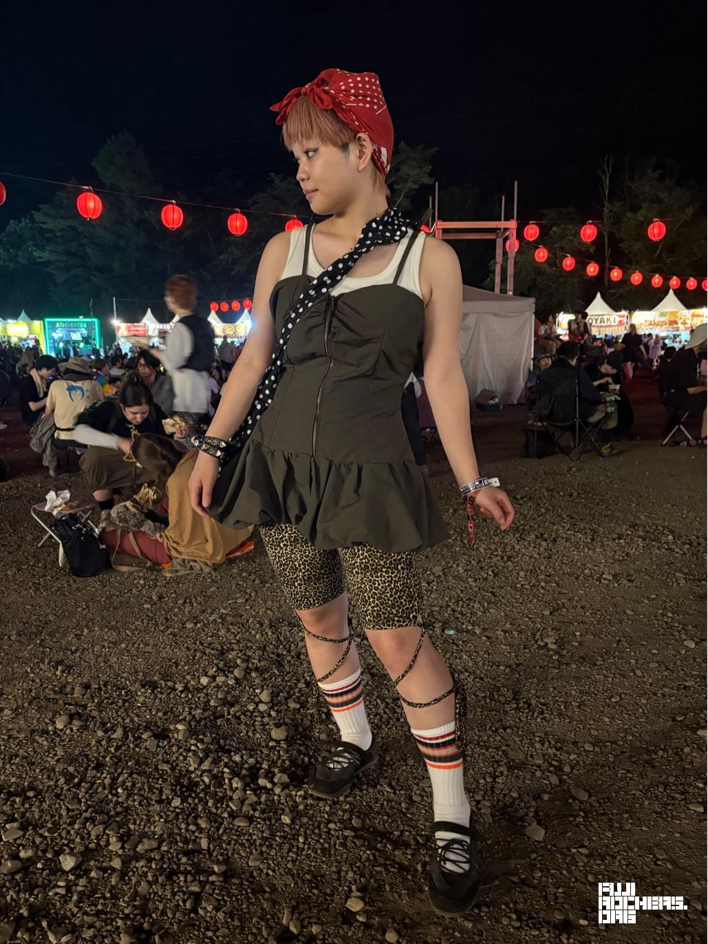 jouetieのパンツ、ファミリーマートの靴下、GUのサンダル