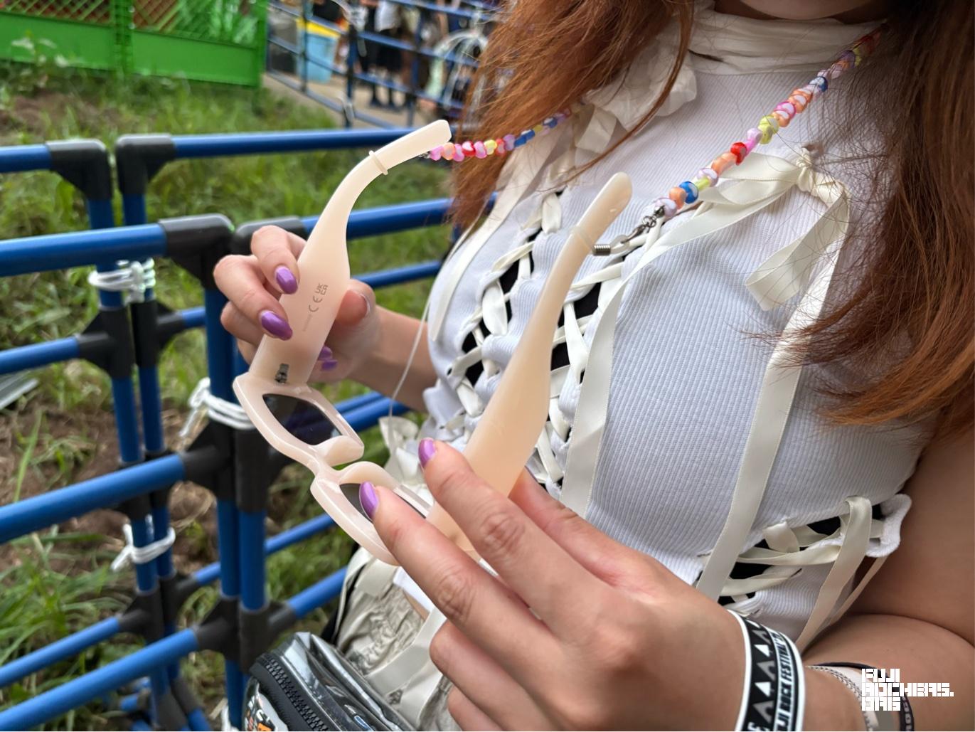 ホワイトワントーンコーデにカラフルビーズでアクセントをつけて