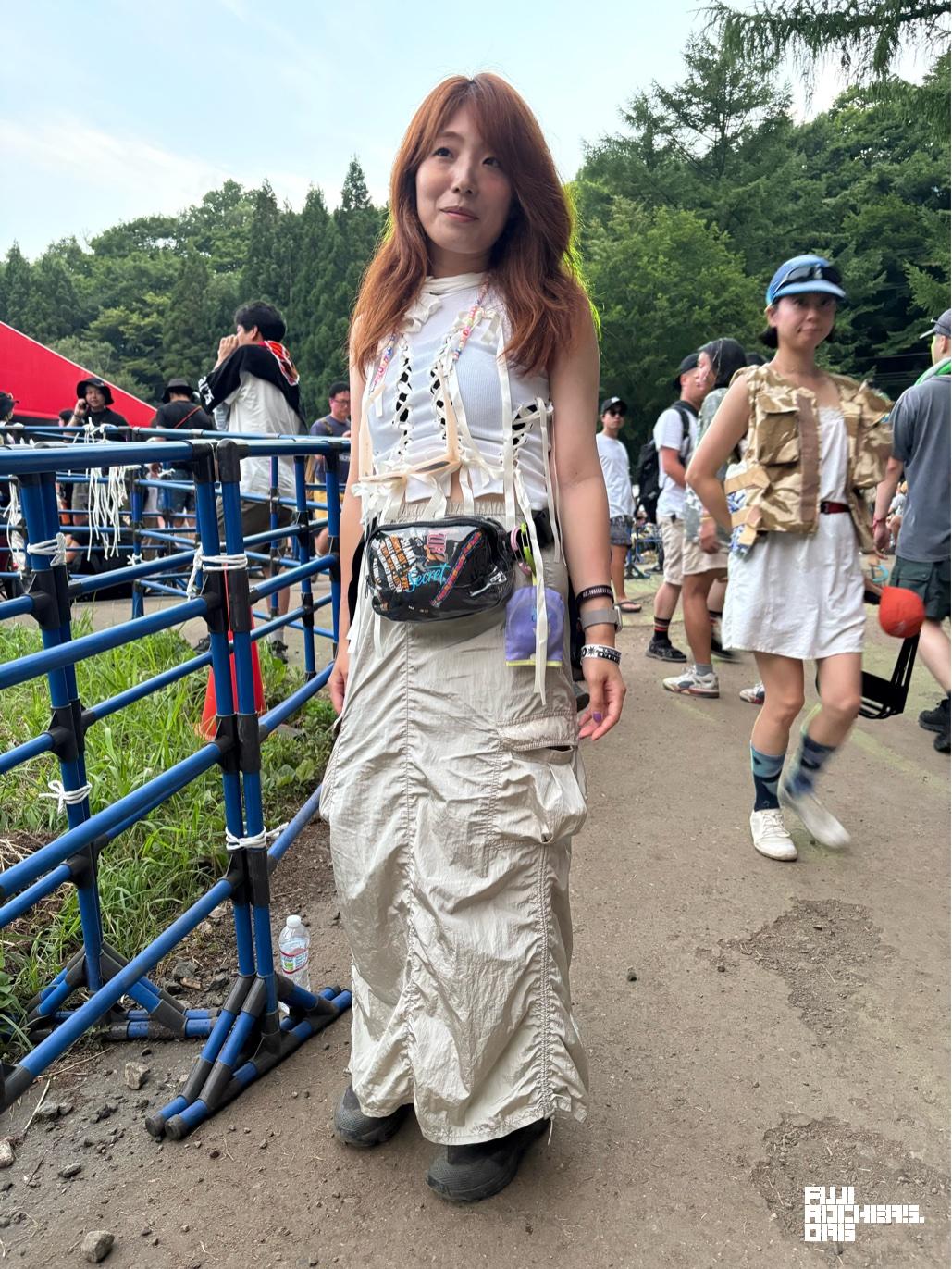 ホワイトワントーンコーデにカラフルビーズでアクセントをつけて