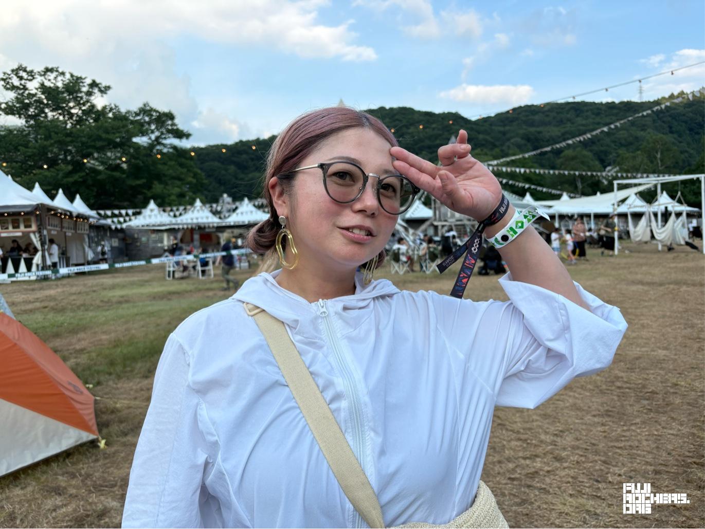 KiUのサコッシュ、帽子、ショートパンツ