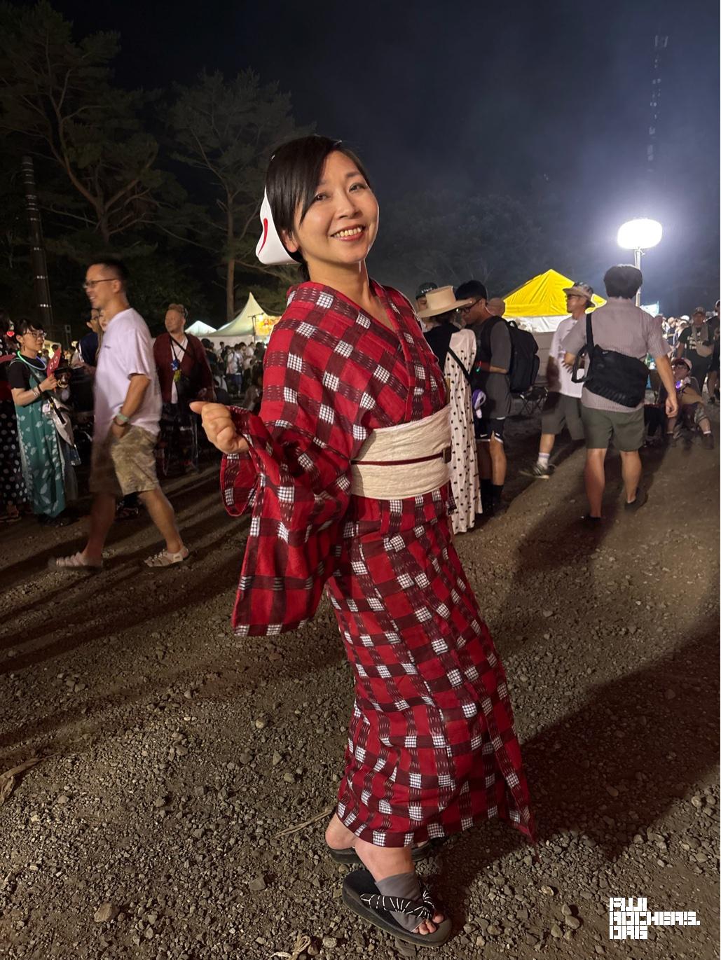 花火みたいにぱっと映える赤浴衣