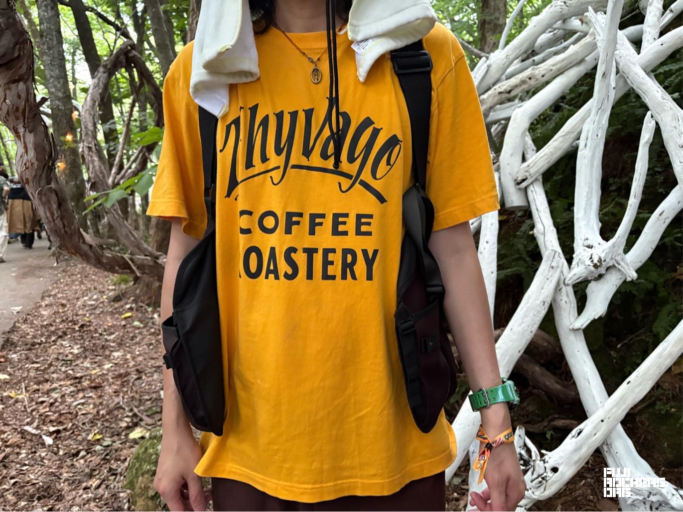 はぐれても見つけやすい黄色Tシャツ
