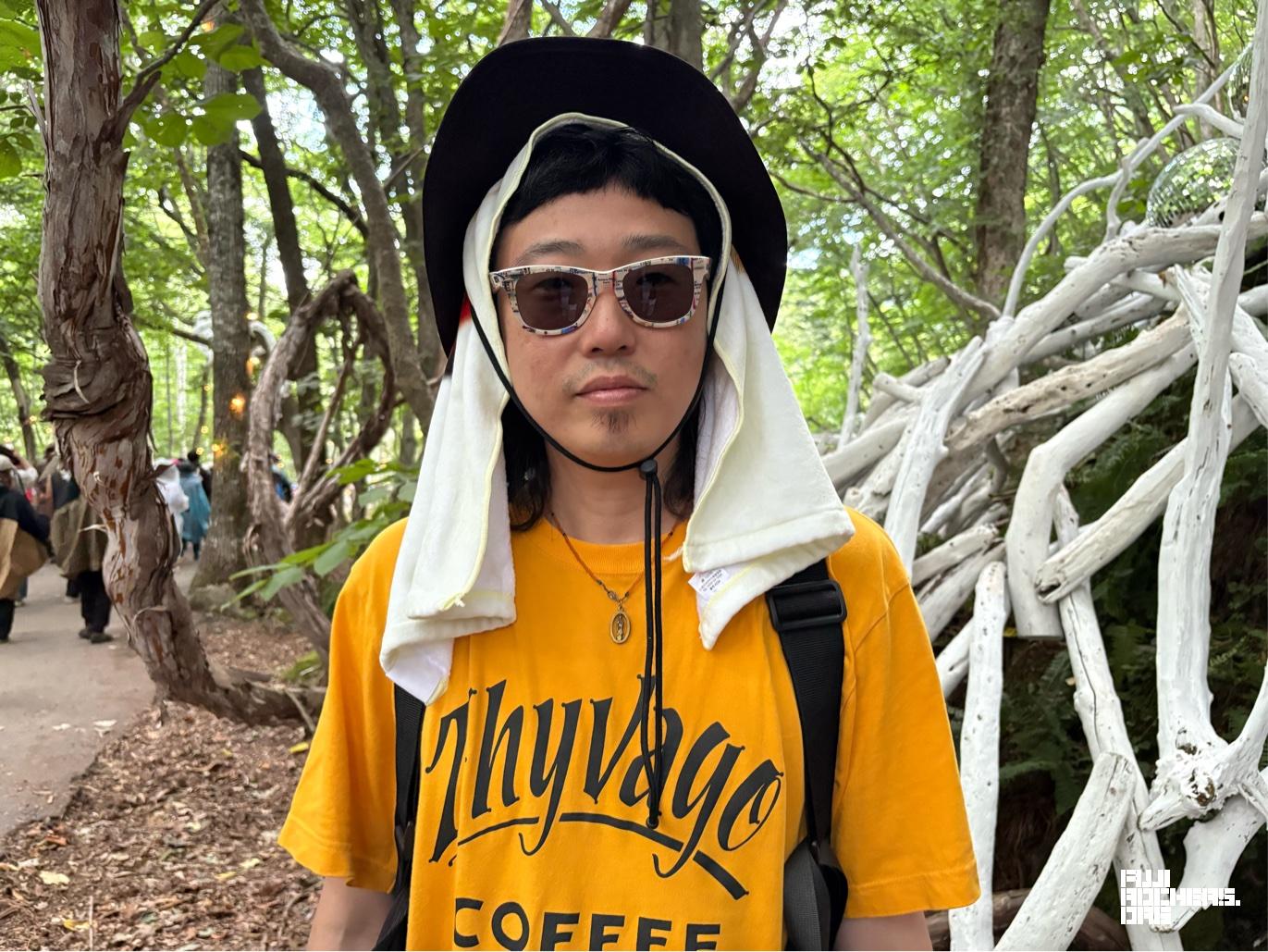 はぐれても見つけやすい黄色Tシャツ