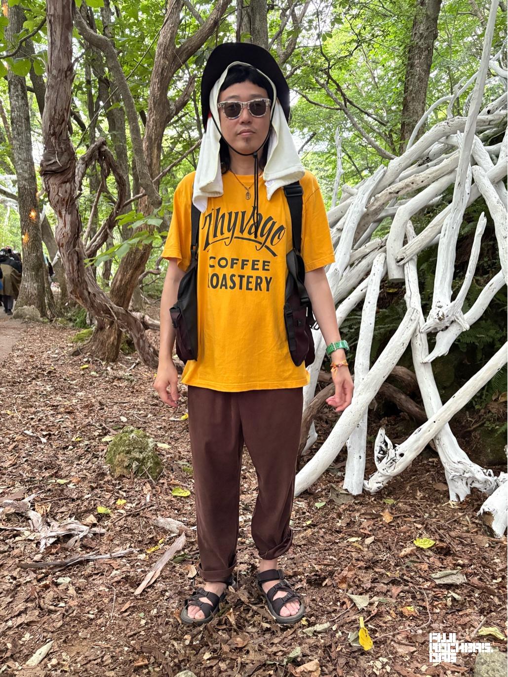 はぐれても見つけやすい黄色Tシャツ
