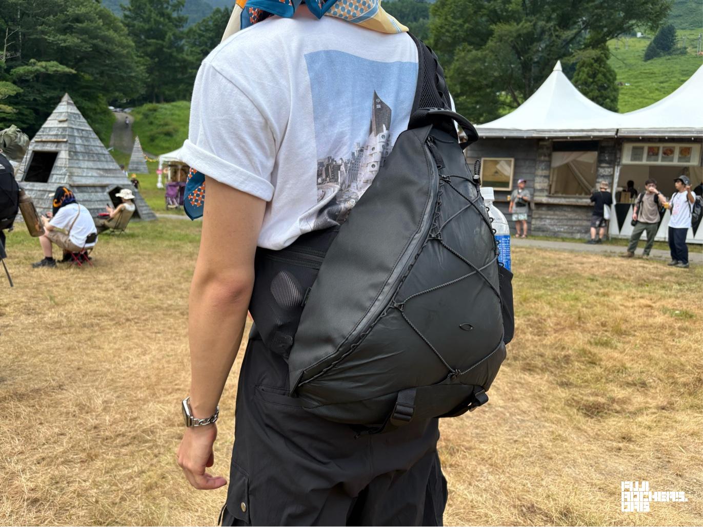 オークリーのショルダーバッグ
