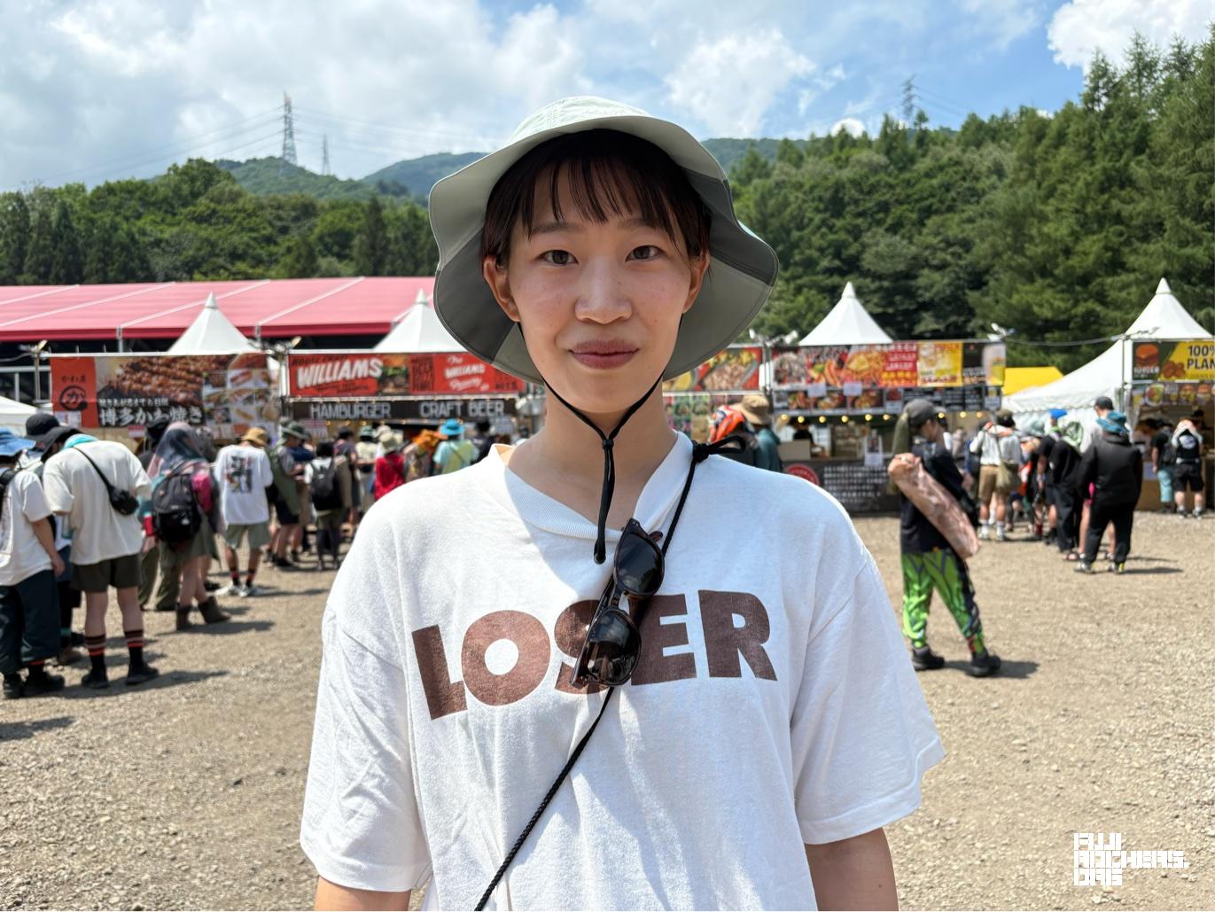 派手柄パンツを主役にしたフェスコーデ