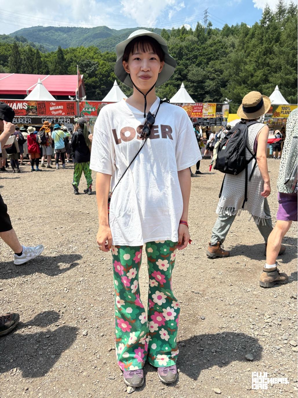 派手柄パンツを主役にしたフェスコーデ