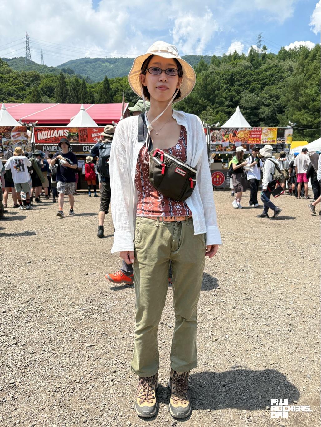 ペイズリー柄にフェスムードを忍ばせたシンプルコーデ