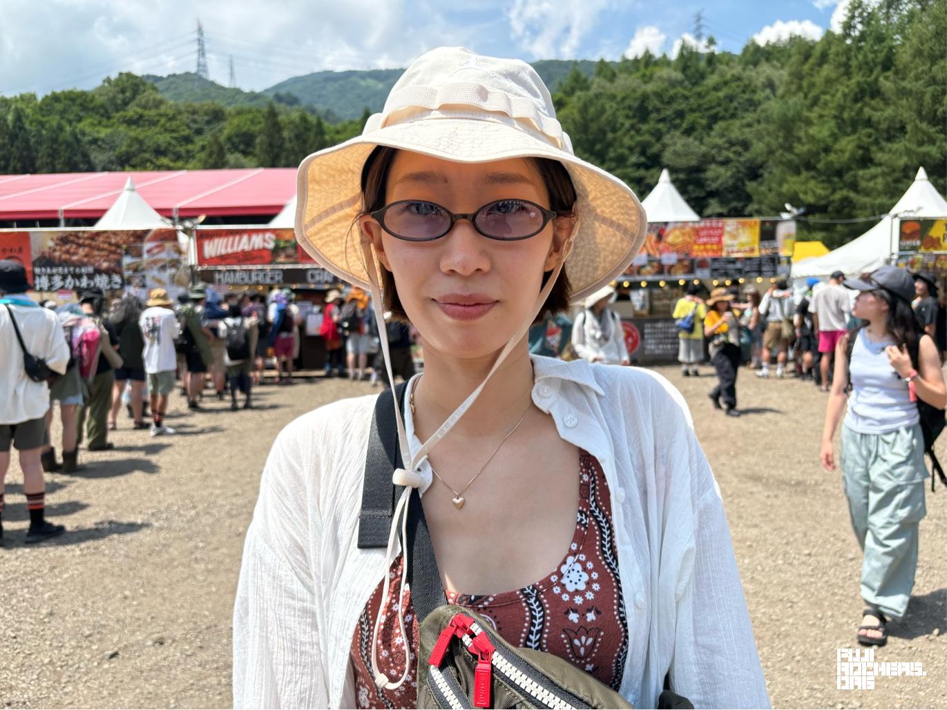 ペイズリー柄にフェスムードを忍ばせたシンプルコーデ