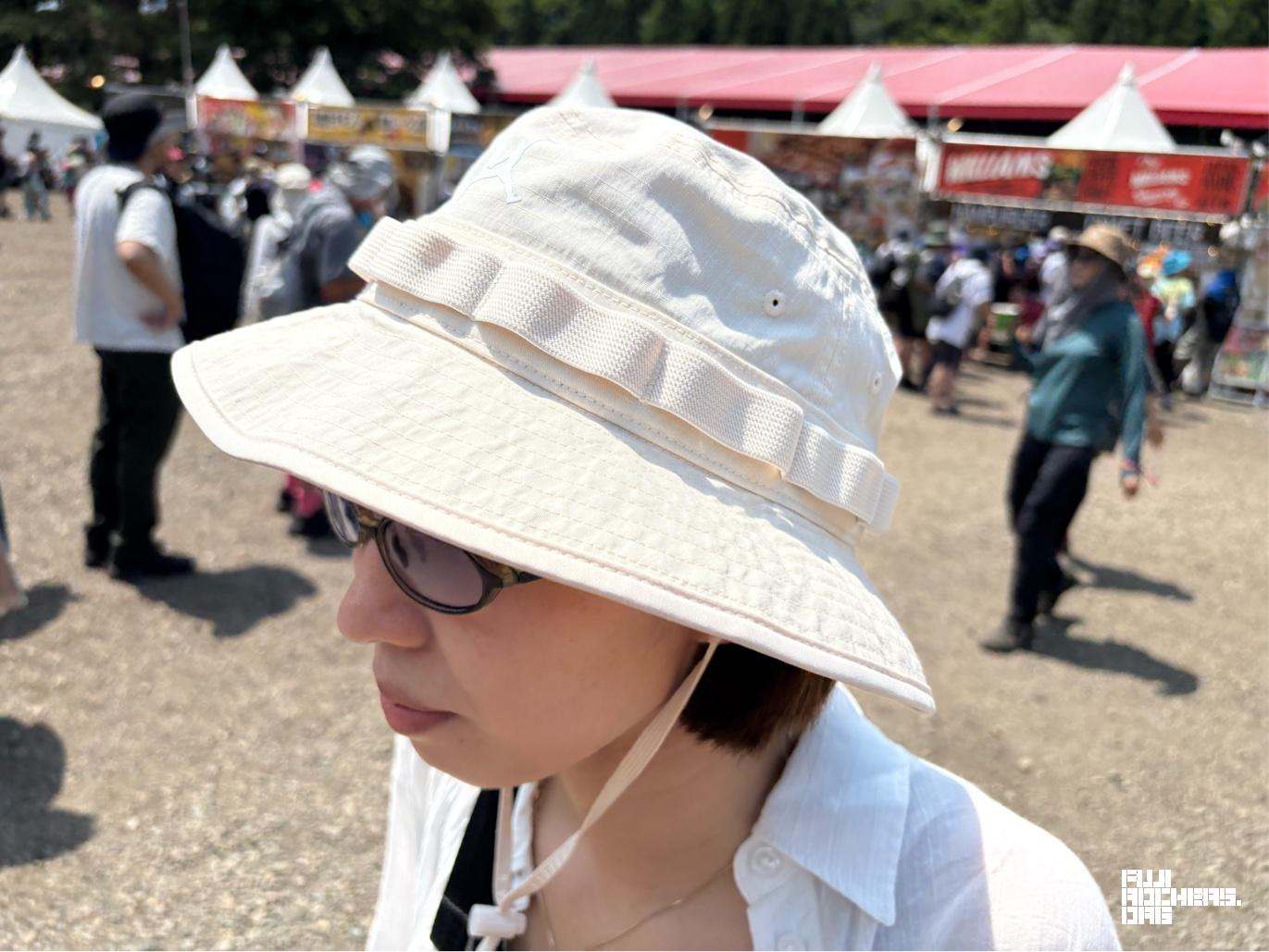 ペイズリー柄にフェスムードを忍ばせたシンプルコーデ