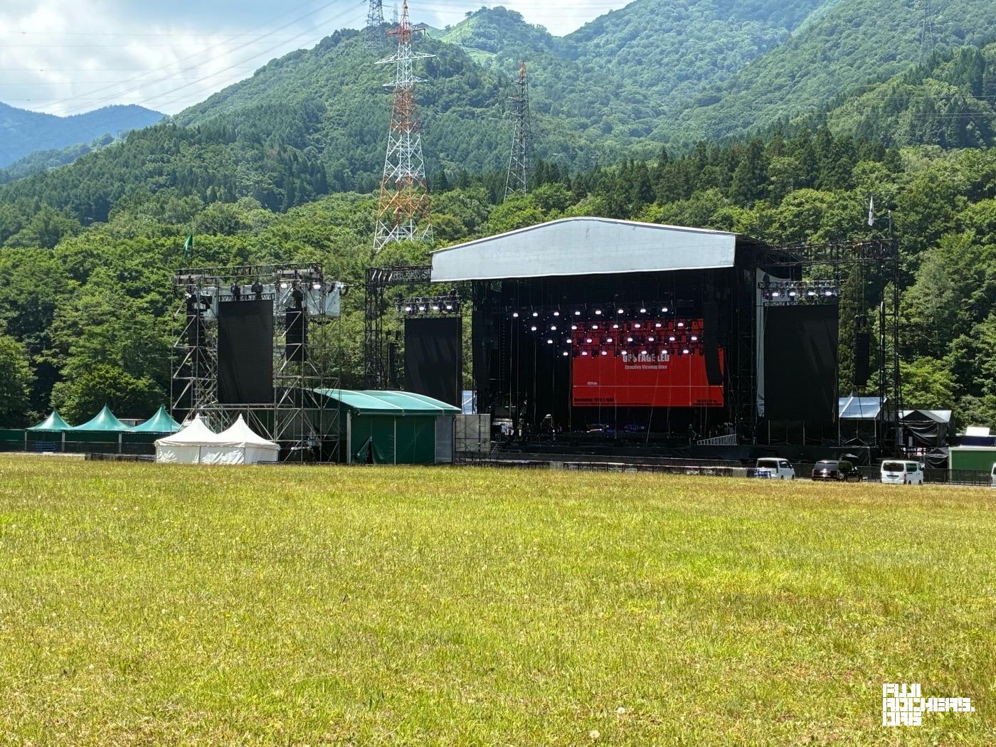 ステージ準備中。それぞれのサウンドチェック