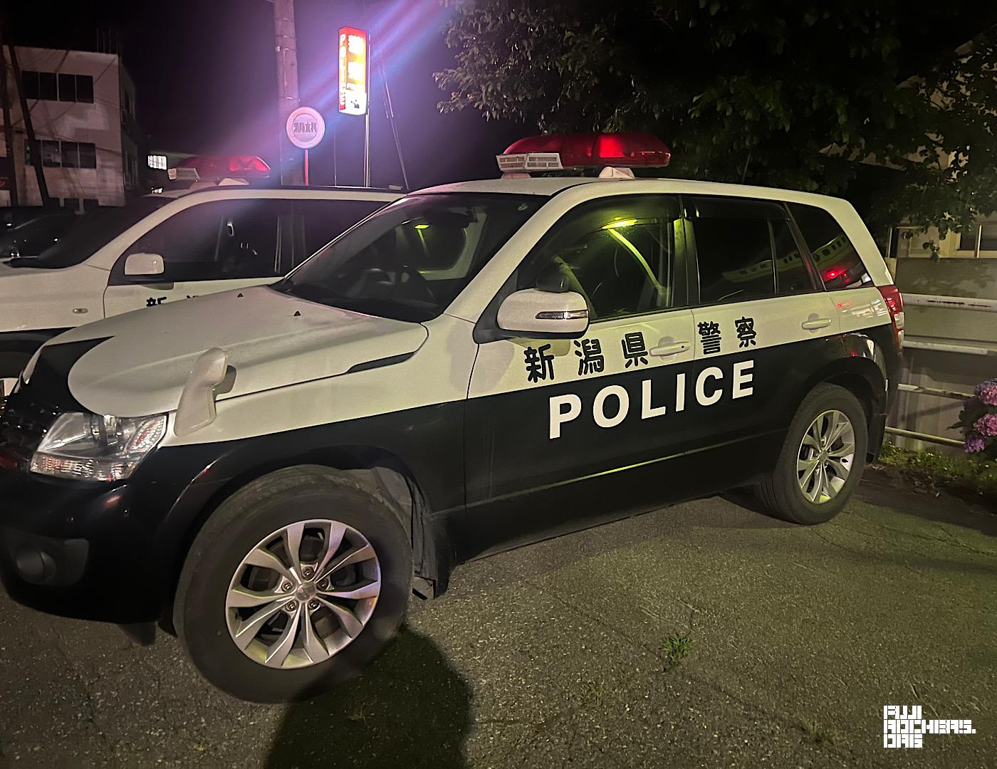 警察官「いま、めちゃくちゃ忙しいです」と夜の苗場で吐露