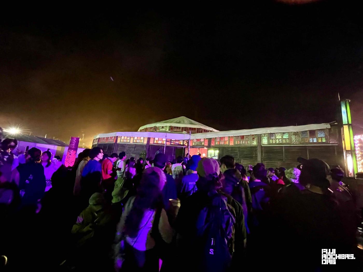 人で溢れる土曜深夜のパレス