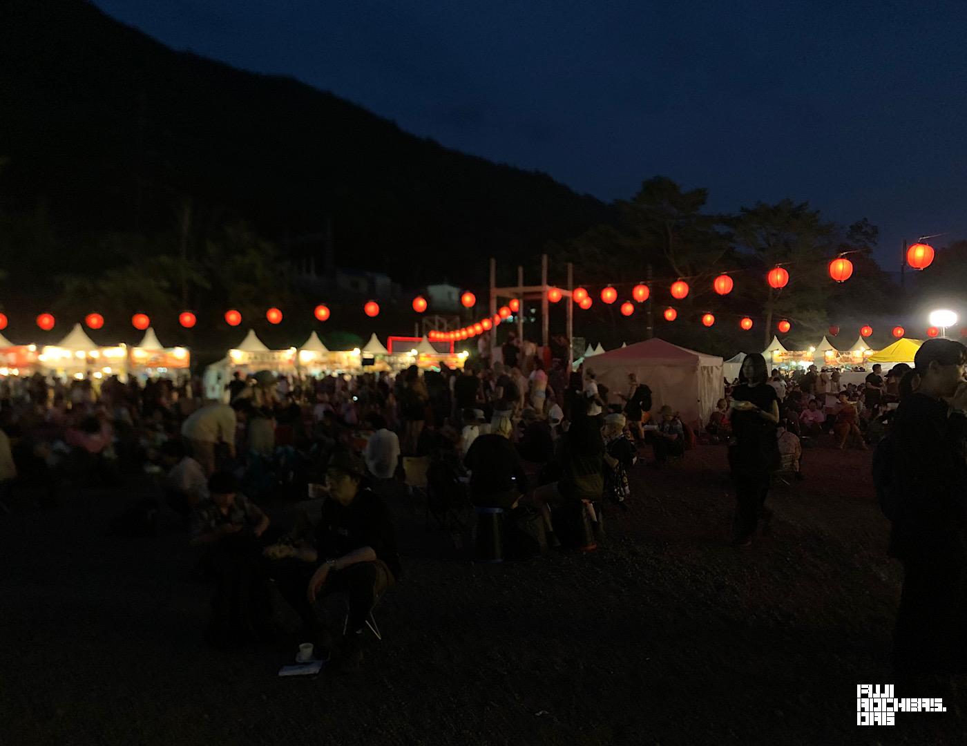 夕食の時間、お腹が空いたのでオアシスへ