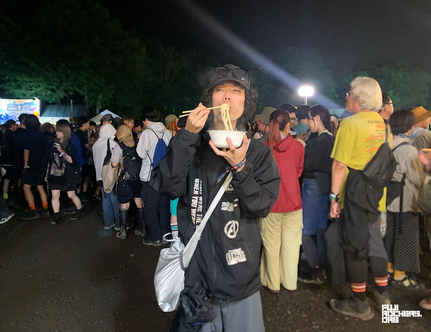 ブヨに噛まれ、雨に降られ