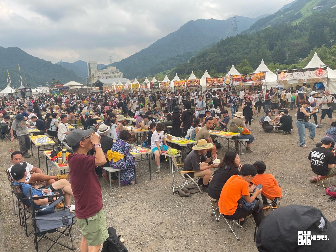 開場前の乾杯会場