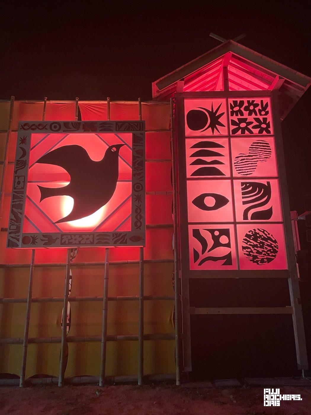 夜の闇に輝くオレンジエコー