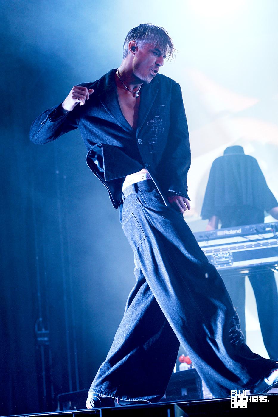 CONFIDENCE MAN